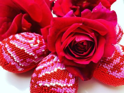 Beaded Mr Lincoln Rose Egg - Image 2